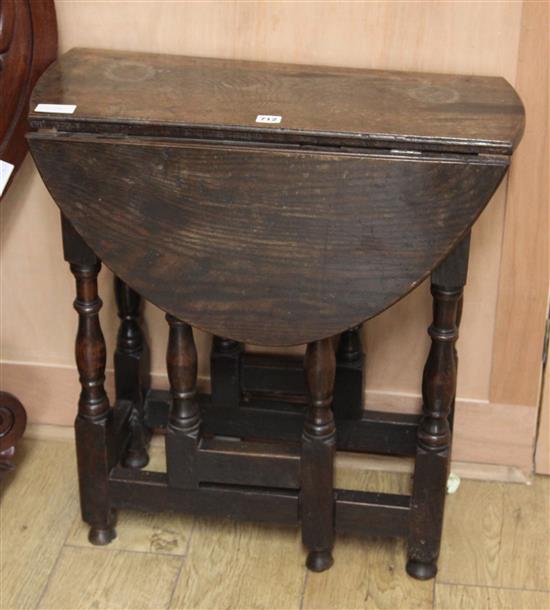 An oak gateleg table W.67cm